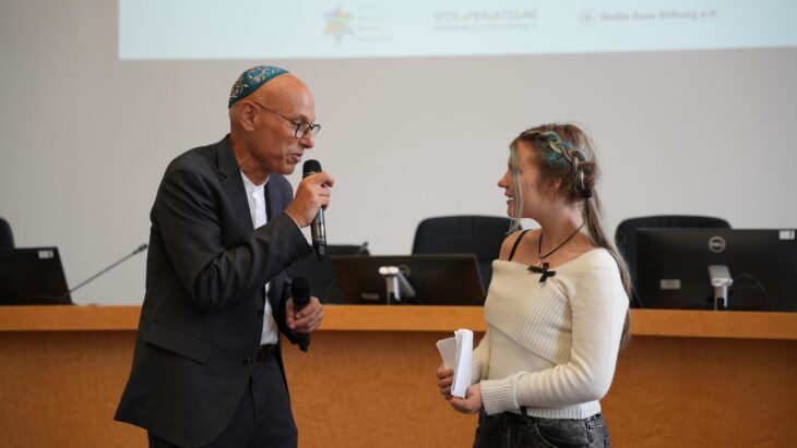 Terry Swartzberg im Gespräch mit einer Schülerin aus Hersbruck.