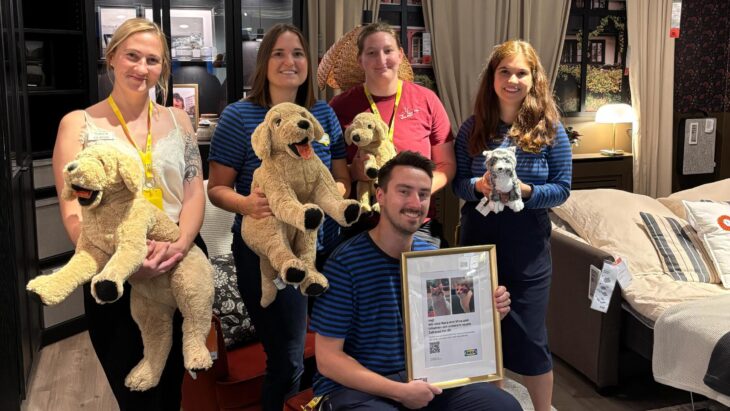 Ikea Fürth kooperiert ab sofort mit den Tierheimen Hersbruck und Erlangen. Von links nach rechts: Laura Legradi (Tierheim Erlangen), Mona Lerner (Local Community Engagement Leader), Tabea Luther (Tierheim Hersbruck), Aylin Cagliyan (People & Culture Manager), Max Rehne (Interior Design).