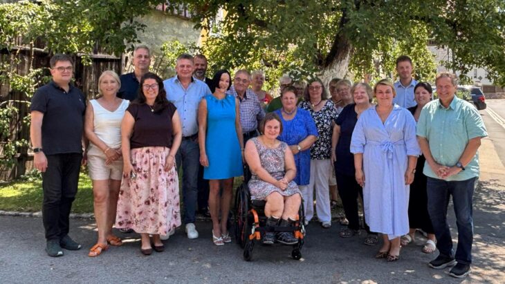 Unser Bild zeigt: Johannes Rocholl, Alexandra Zimmermann, Nina Bezold, Holger Riedelbauch, Udo Kraußer, Martina Maier, Kerstin Haushahn, Helmut Gebhardt, Edeltraud Koslitz, Anina Haushahn, Gabi Bleisteiner, Gertrud Brandmüller, Christine Jerneiczyk, Ursula Wirthmüller, Petra Gebhard, Christine Soller, Martina Hoffmann, Alexander Weik-Endres, Jessica Eitel und Hermann Imhof.
