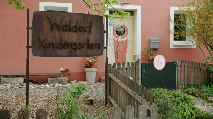 Der Waldorfkindergarten Hersbruck informiert über freie Inklusionsplätze.
