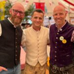 Die Bürgermeister Harald Danzl (rechts) und Martin Glienke (links) mit Jubilar Raimund Vollbrecht.