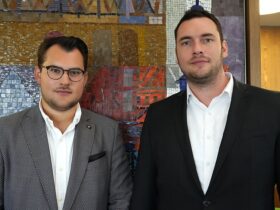Willkommen im Landratsamt: Max Meyer und Leonard Rehm (von links).