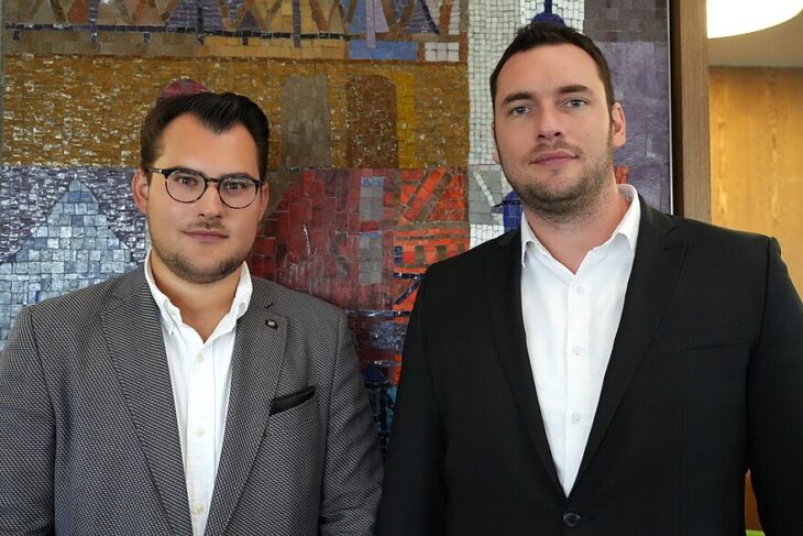 Willkommen im Landratsamt: Max Meyer und Leonard Rehm (von links).