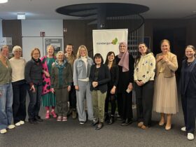 Anja Wirkner, Gleichstellungsbeauftragte (1. von rechts) mit Annette Zimmermann, Leiterin Bündnis für Familie, (7. von links) und Karin Führ von den Aktivsenioren (8. von links) sowie den Unternehmerinnen vom März Stammtisch im Landratsamt.