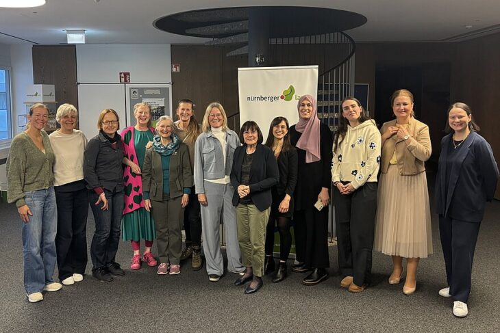 Anja Wirkner, Gleichstellungsbeauftragte (1. von rechts) mit Annette Zimmermann, Leiterin Bündnis für Familie, (7. von links) und Karin Führ von den Aktivsenioren (8. von links) sowie den Unternehmerinnen vom März Stammtisch im Landratsamt.
