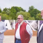 Beim Spatenstich (von links): Landrat Armin Kroder, ASB-Vorstand Bruno Schmidt und Bürgermeister Thomas Lang im Gespräch.