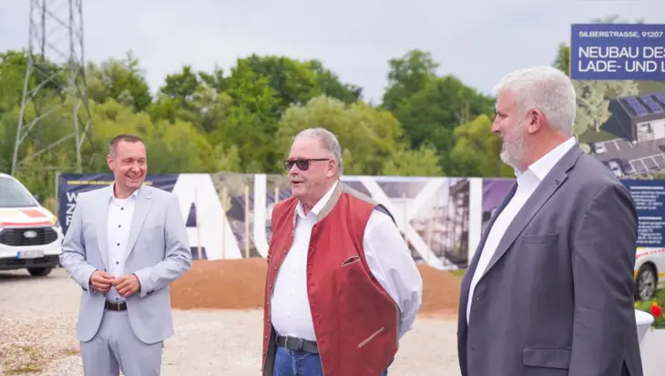 Beim Spatenstich (von links): Landrat Armin Kroder, ASB-Vorstand Bruno Schmidt und Bürgermeister Thomas Lang im Gespräch.