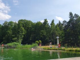 Badegäste, die am liebsten gleich früh ins Wasser springen, können an zwei Tagen die Woche nun schon ab 7 Uhr kommen.