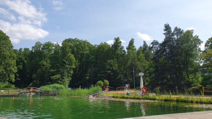 Badegäste, die am liebsten gleich früh ins Wasser springen, können an zwei Tagen die Woche nun schon ab 7 Uhr kommen.