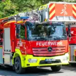 16 Tonnen schwer und vollgepackt mit Technik: Das neue Magirus M32L-AT SC (links) löst das Fahrzeug aus dem Jahr 1999 ab. Dieses bleibt bis August im Dienst. Was danach damit geschieht, ist noch nicht entschieden.