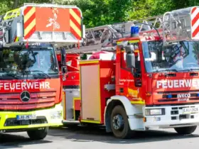 16 Tonnen schwer und vollgepackt mit Technik: Das neue Magirus M32L-AT SC (links) löst das Fahrzeug aus dem Jahr 1999 ab. Dieses bleibt bis August im Dienst. Was danach damit geschieht, ist noch nicht entschieden.