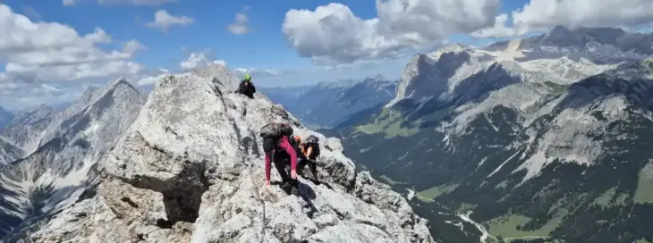 Für diesen Ausblick lohnt sich die Schinderei: Den herausfordernden Aufstieg und die Überschreitung der Hohen Munde auf über 2600 Metern meisterten die zehn angereisten Altdorfer Bergsteiger.