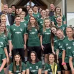 Ehre, wem Ehre gebührt: Die Ezelsdorfer Fußballdamen beim Empfang im Burgthanner Rathaus.