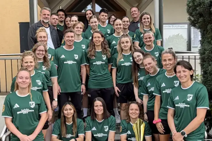 Ehre, wem Ehre gebührt: Die Ezelsdorfer Fußballdamen beim Empfang im Burgthanner Rathaus.