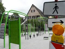 Die Geräte stehen schon, doch aktuell ist der Outdoor-Fitness-Park an der Pfinzingstraße noch gesperrt.