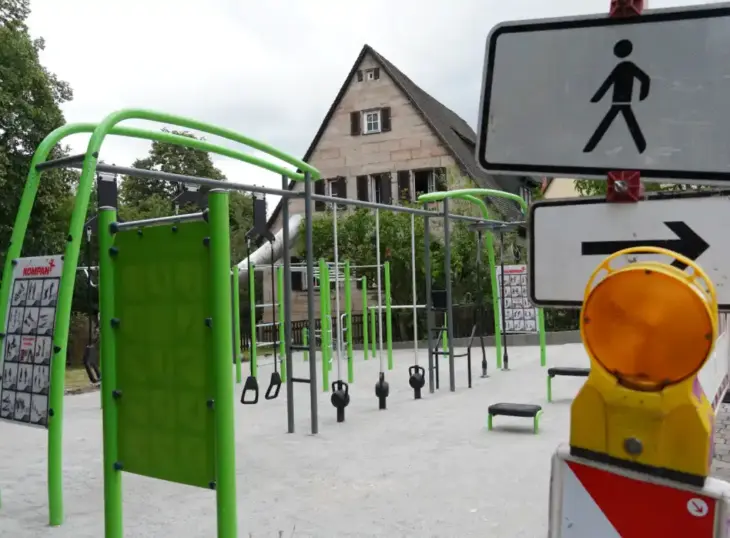 Die Geräte stehen schon, doch aktuell ist der Outdoor-Fitness-Park an der Pfinzingstraße noch gesperrt.