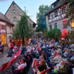 Bis Freitag, 31. Juli gibt es dann einen vielfältigen Mix aus Lesungen, Poetry-Slam, Musik und Sommerkino.