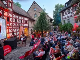 Bis Freitag, 31. Juli gibt es dann einen vielfältigen Mix aus Lesungen, Poetry-Slam, Musik und Sommerkino.