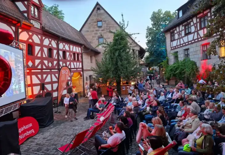 Bis Freitag, 31. Juli gibt es dann einen vielfältigen Mix aus Lesungen, Poetry-Slam, Musik und Sommerkino.