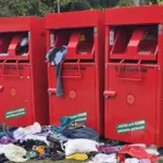 Kein seltener Anblick: Oft werden Kleidercontainer als Möglichkeit verwendet, Müll abzuladen.