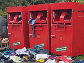 Kein seltener Anblick: Oft werden Kleidercontainer als Möglichkeit verwendet, Müll abzuladen.