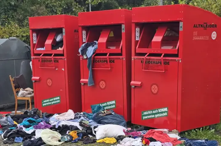 Kein seltener Anblick: Oft werden Kleidercontainer als Möglichkeit verwendet, Müll abzuladen.