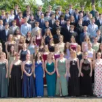 Gruppenbild zum Abschied: die Eckentaler Absolventen freuen sich über ihr Abitur.