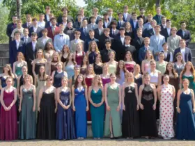 Gruppenbild zum Abschied: die Eckentaler Absolventen freuen sich über ihr Abitur.