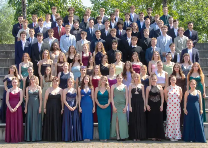 Gruppenbild zum Abschied: die Eckentaler Absolventen freuen sich über ihr Abitur.