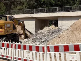 Die Bahnbrücke in Burgthann wurde erfolgreich eingeschoben.