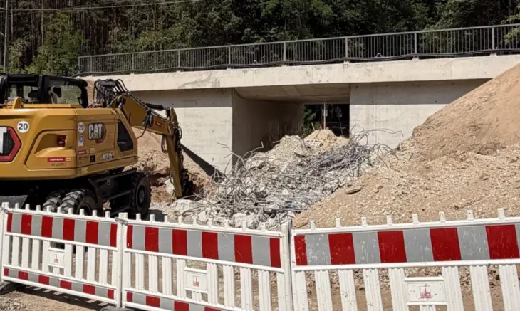 Die Bahnbrücke in Burgthann wurde erfolgreich eingeschoben.