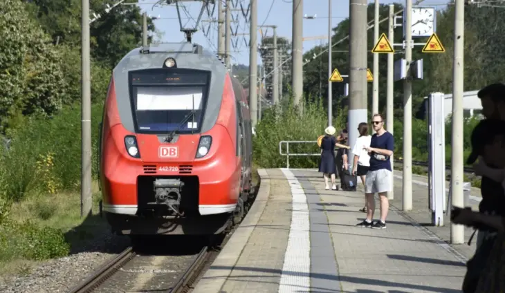 Am Montag, 3. August, fahren Schülerinnen und Schüler mit einer Eins im Zeugnis kostenlos durch den Freistaat.