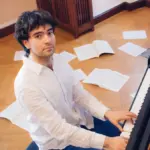 Ingmar Lazar konzentriert am Flügel: Der Pianist tritt am 25. und 26. Juli in der Burgkapelle von Schloss Grünsberg auf.