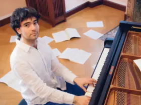 Ingmar Lazar konzentriert am Flügel: Der Pianist tritt am 25. und 26. Juli in der Burgkapelle von Schloss Grünsberg auf.