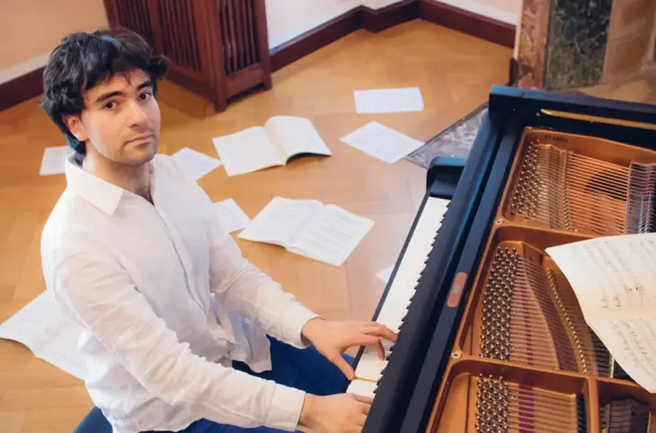 Ingmar Lazar konzentriert am Flügel: Der Pianist tritt am 25. und 26. Juli in der Burgkapelle von Schloss Grünsberg auf.