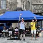 Vor der beeindruckenden Kulisse der Lorenzkirche trat die „Studio D“-Band auf.