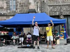 Vor der beeindruckenden Kulisse der Lorenzkirche trat die „Studio D“-Band auf.
