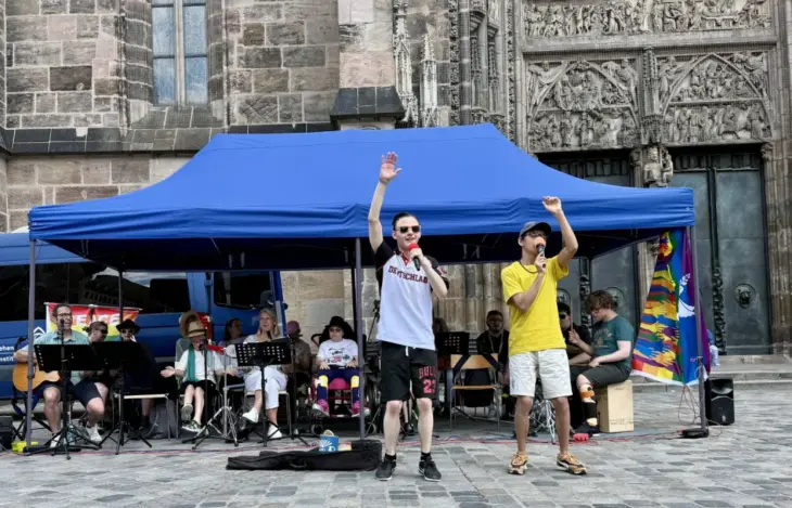 Vor der beeindruckenden Kulisse der Lorenzkirche trat die „Studio D“-Band auf.