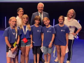 Die Schwaiger „WaterBuddies“ mit ihren Betreuerinnen und Innenminister Joachim Herrmann bei der Preisverleihung in München.