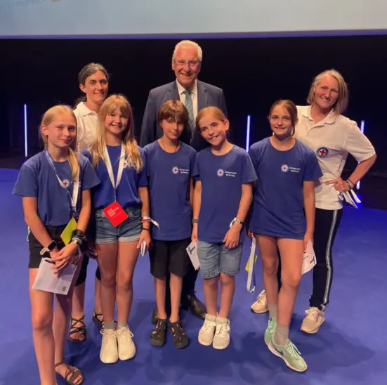 Die Schwaiger „WaterBuddies“ mit ihren Betreuerinnen und Innenminister Joachim Herrmann bei der Preisverleihung in München.