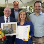 Karl-Heinz Herrmann wurde von Markus Lüling, Kristine Lütke und Matthias Fischbach (von links nach rechts) mit dem Ehrenvorsitz der FDP Lauf/Rückersdorf gewürdigt.