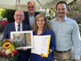 Karl-Heinz Herrmann wurde von Markus Lüling, Kristine Lütke und Matthias Fischbach (von links nach rechts) mit dem Ehrenvorsitz der FDP Lauf/Rückersdorf gewürdigt.
