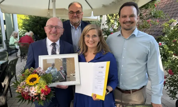 Karl-Heinz Herrmann wurde von Markus Lüling, Kristine Lütke und Matthias Fischbach (von links nach rechts) mit dem Ehrenvorsitz der FDP Lauf/Rückersdorf gewürdigt.