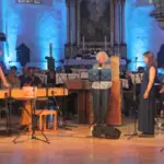 Karin Völkl (Mitte) präsentiert die Rede von Bundespräsident Richard von Weizsäcker zum 8. Mai 1985 als „Jahrestag der Befreiung.“