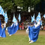 Die Klassen 4a, 4b und 4c der Laufer Bertleinschule tanzten den Fahnenreigen. Einstudiert mit den Schülern hatten ihn Sonja Durst und Joachim Ruck.
