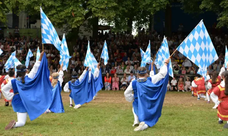 Die Klassen 4a, 4b und 4c der Laufer Bertleinschule tanzten den Fahnenreigen. Einstudiert mit den Schülern hatten ihn Sonja Durst und Joachim Ruck.