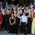 Das Gruppenfoto vor der Karl-Diehl-Halle ist für die Absolventen ein „Moment für die Ewigkeit“.