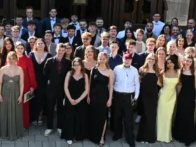 Das Gruppenfoto vor der Karl-Diehl-Halle ist für die Absolventen ein „Moment für die Ewigkeit“.