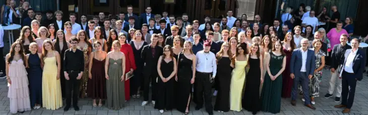 Das Gruppenfoto vor der Karl-Diehl-Halle ist für die Absolventen ein „Moment für die Ewigkeit“.