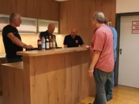 Feuchts Bürgermeister Harald Danzl (2. von links) spricht sich für die Modernisierung der Reichswaldhalle aus.